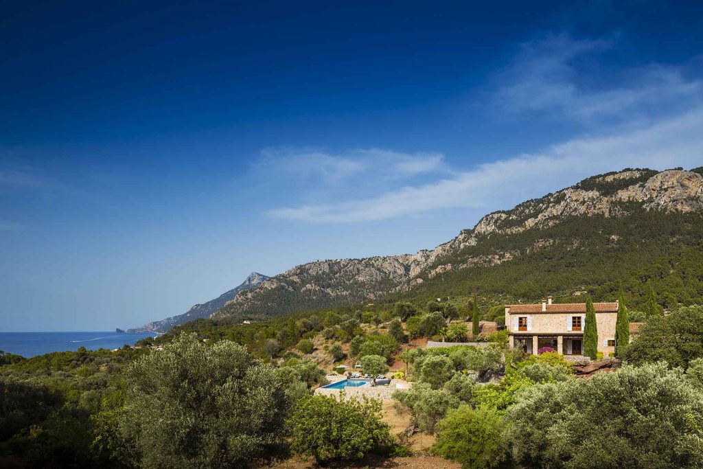 Do you want to know how to choose a holiday villa in Majorca? In this article, we'll explain it to you. Experts in luxury villas in Mallorca.
