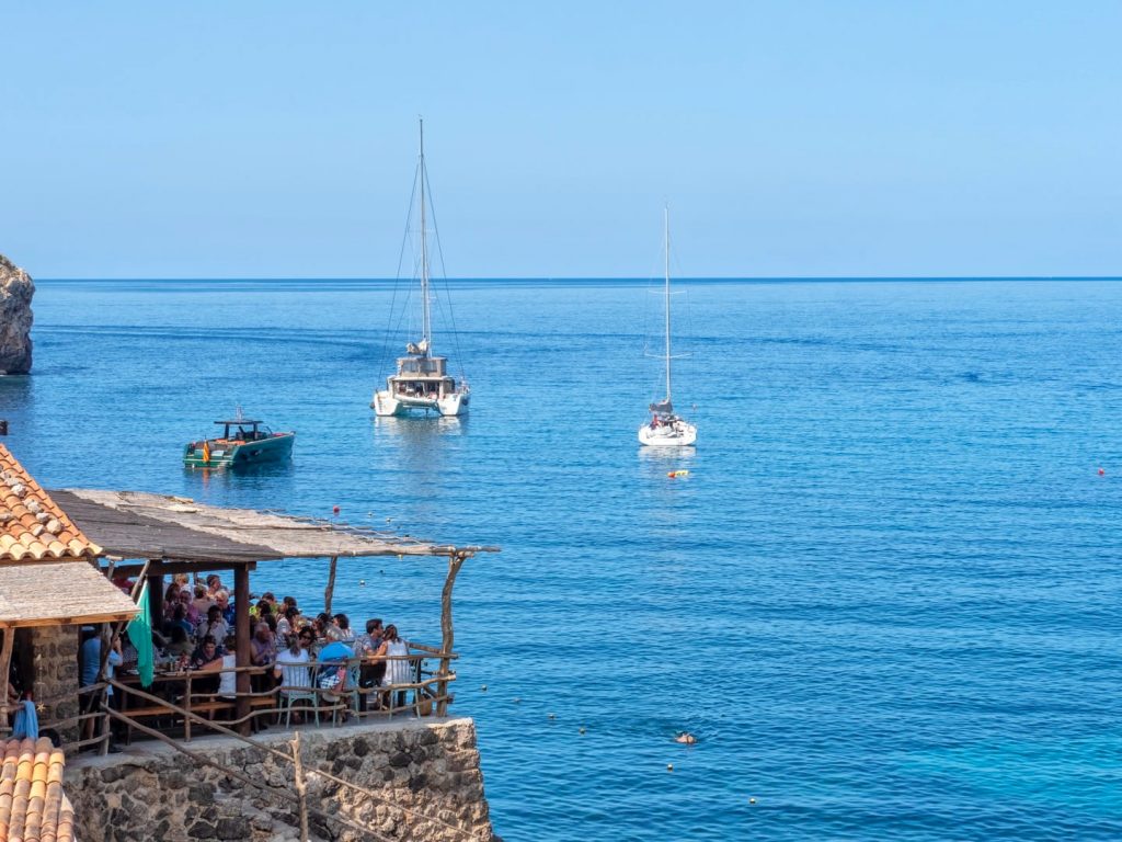 Luxury holiday villas to rent in Deia with stunning views and private pools. Book now for an unforgettable experience!