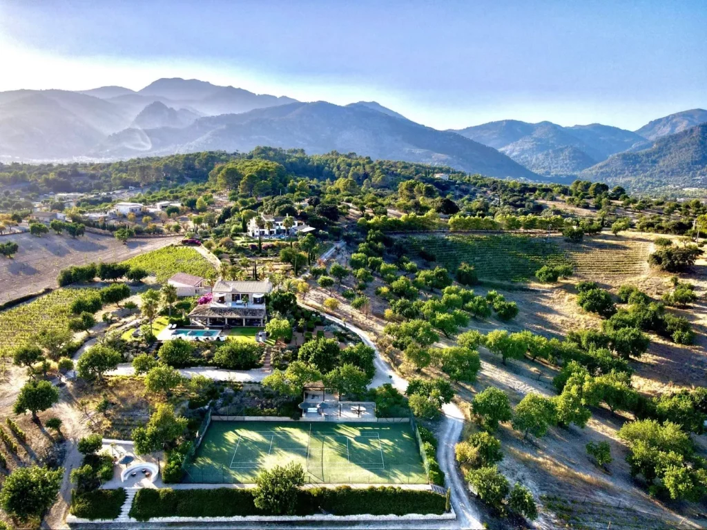 Discover luxury in Moscari with our holiday villas to rent. Nestled in the Tramuntana foothills, enjoy breathtaking views and private pools.