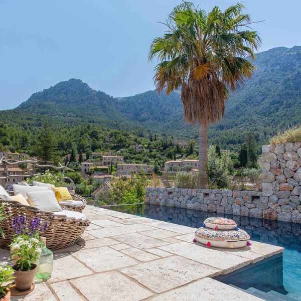 Casa Namaste villa in Mallorca’s Sierra de Tramuntana with pool, terrace, and stunning mountain views.