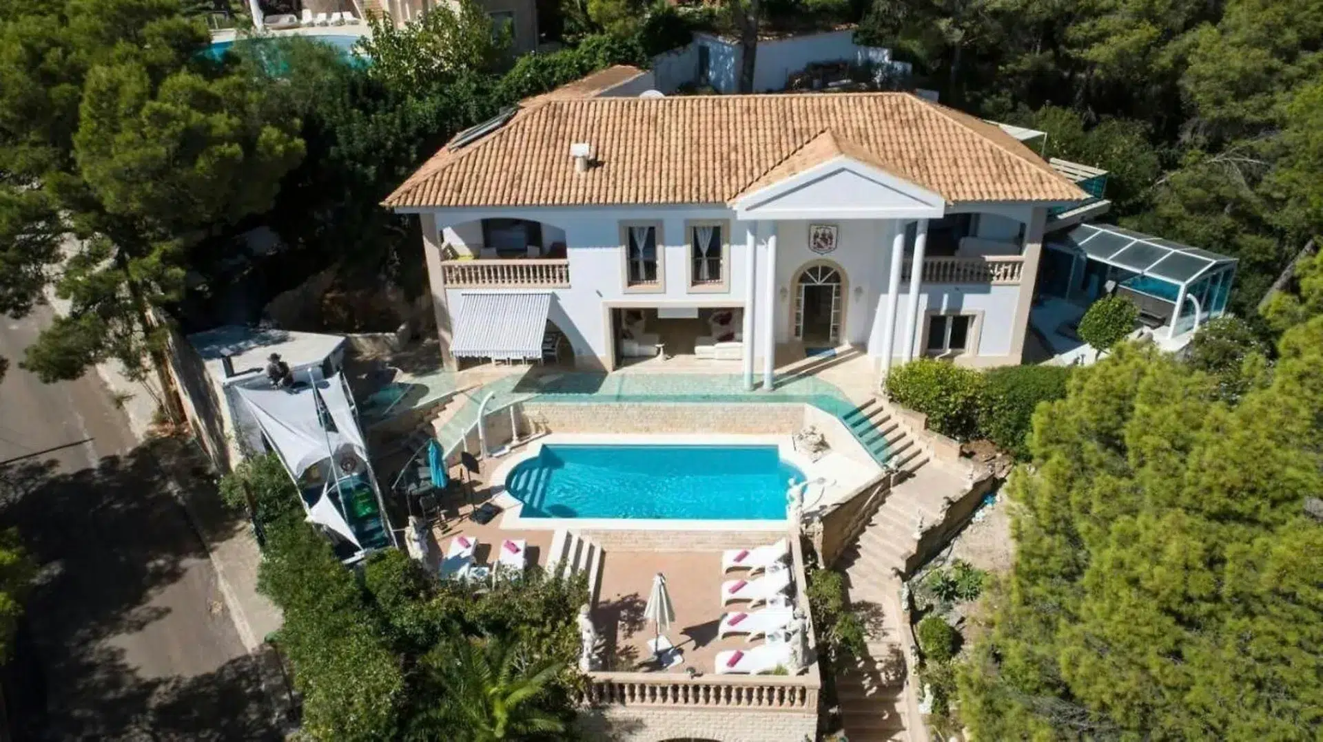 Villa de lujo con piscina privada en Puerto Portals, Mallorca, con arquitectura mediterránea y exclusivas zonas de estar al aire libre.