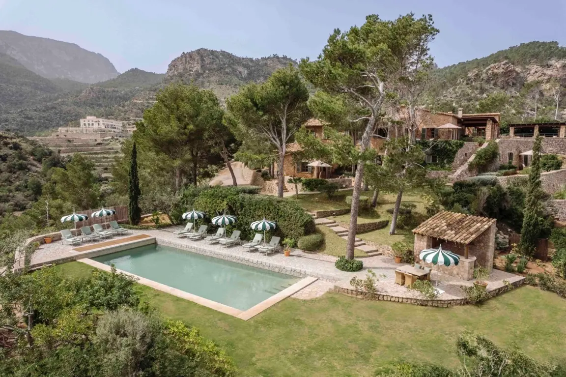 Finca Son Borras en Alaró, Mallorca. A serene retreat with a spacious pool and flourishing gardens.