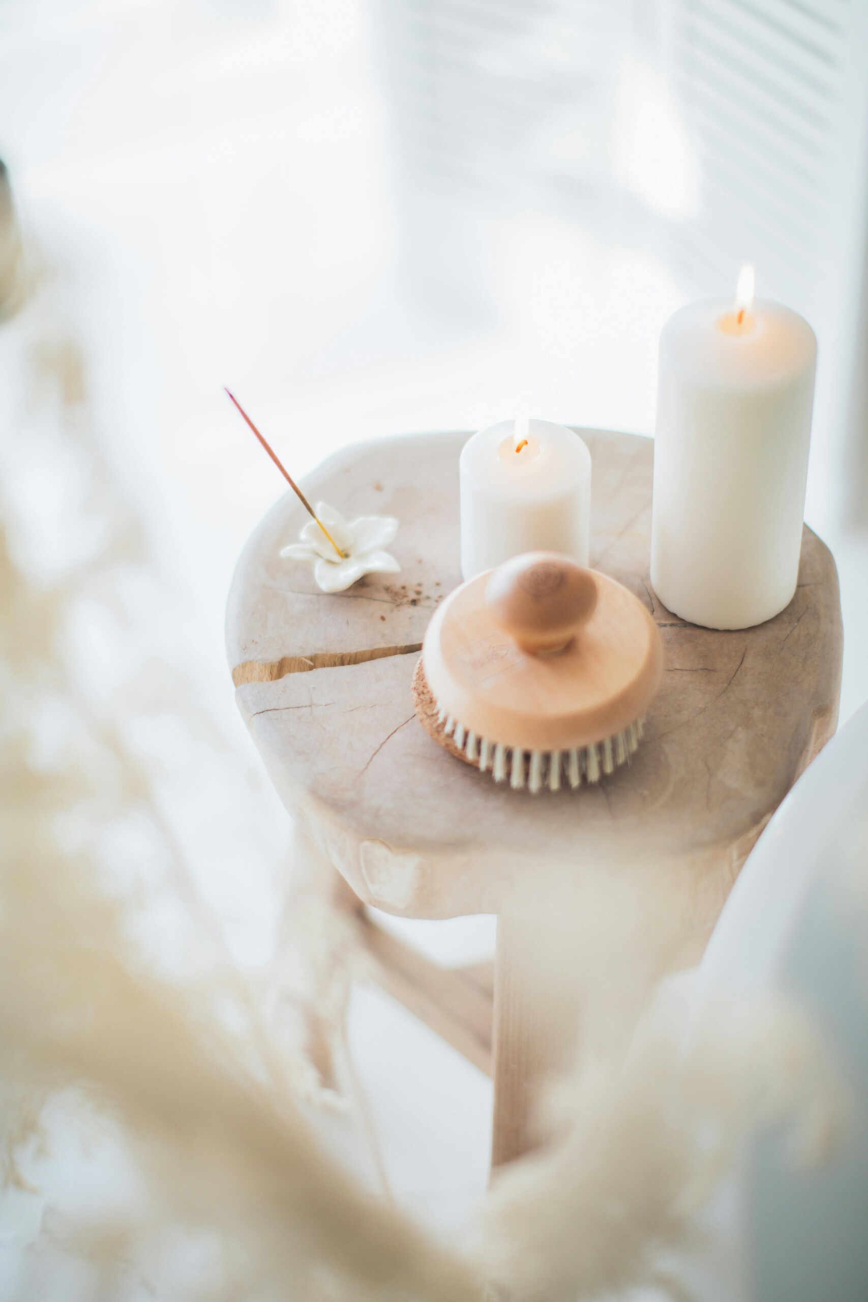 Ritual de bienestar en villa en Mallorca, meditación guiada con velas y aromaterapia.