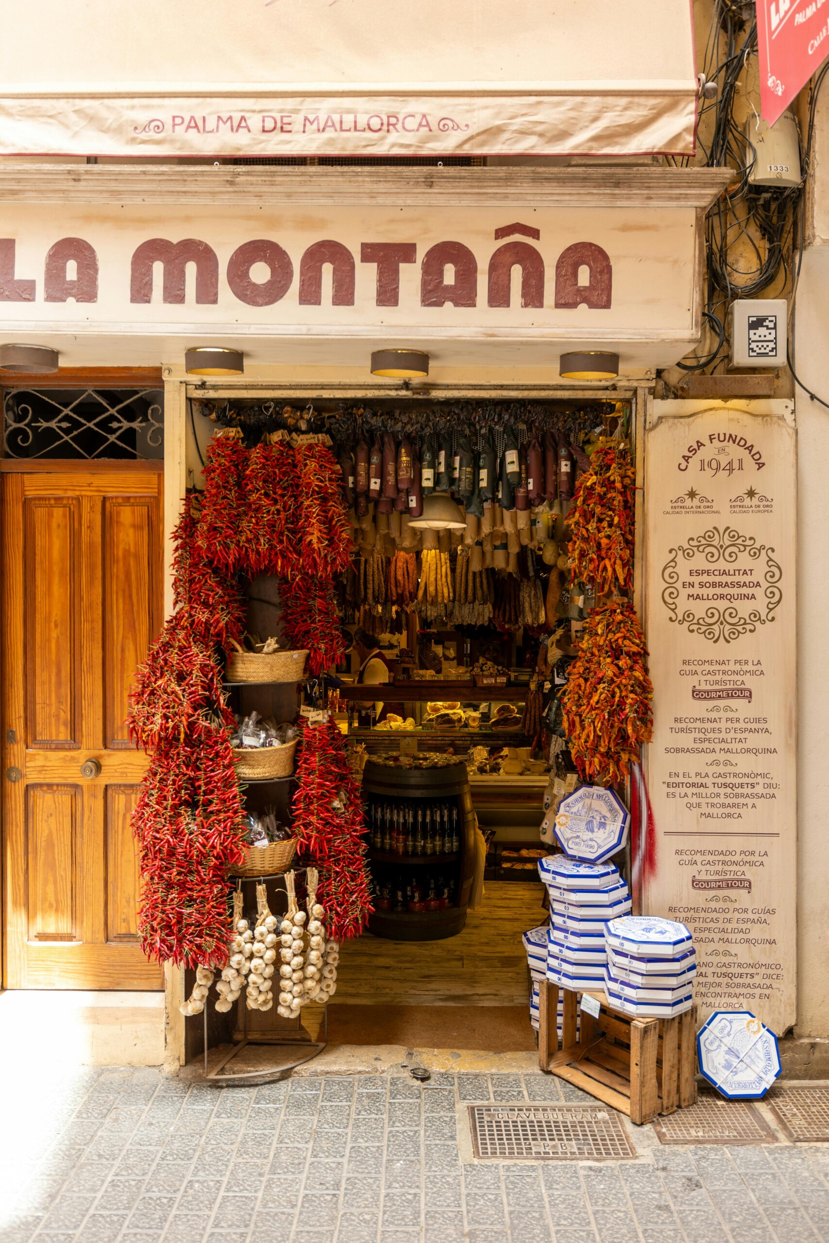 Tienda tradicional de Palma de Mallorca en la que se exponen productos locales, reflejo del patrimonio culinario de la isla.