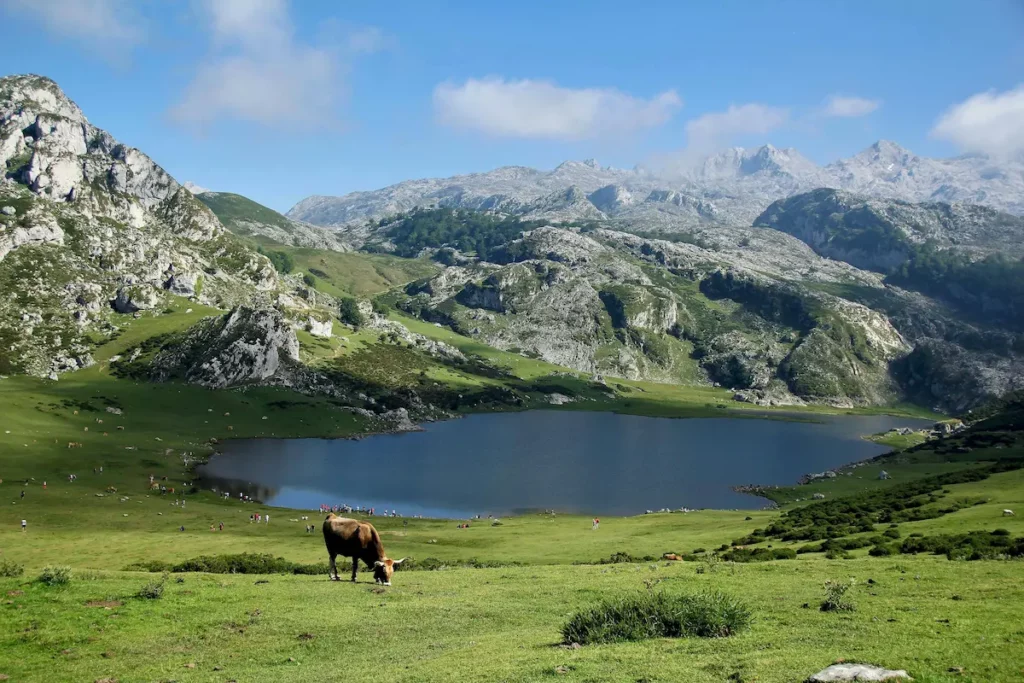 Mountain lake and green valley in northern Spain, reflecting the rise of nature-based and sustainable luxury travel after the pandemic.