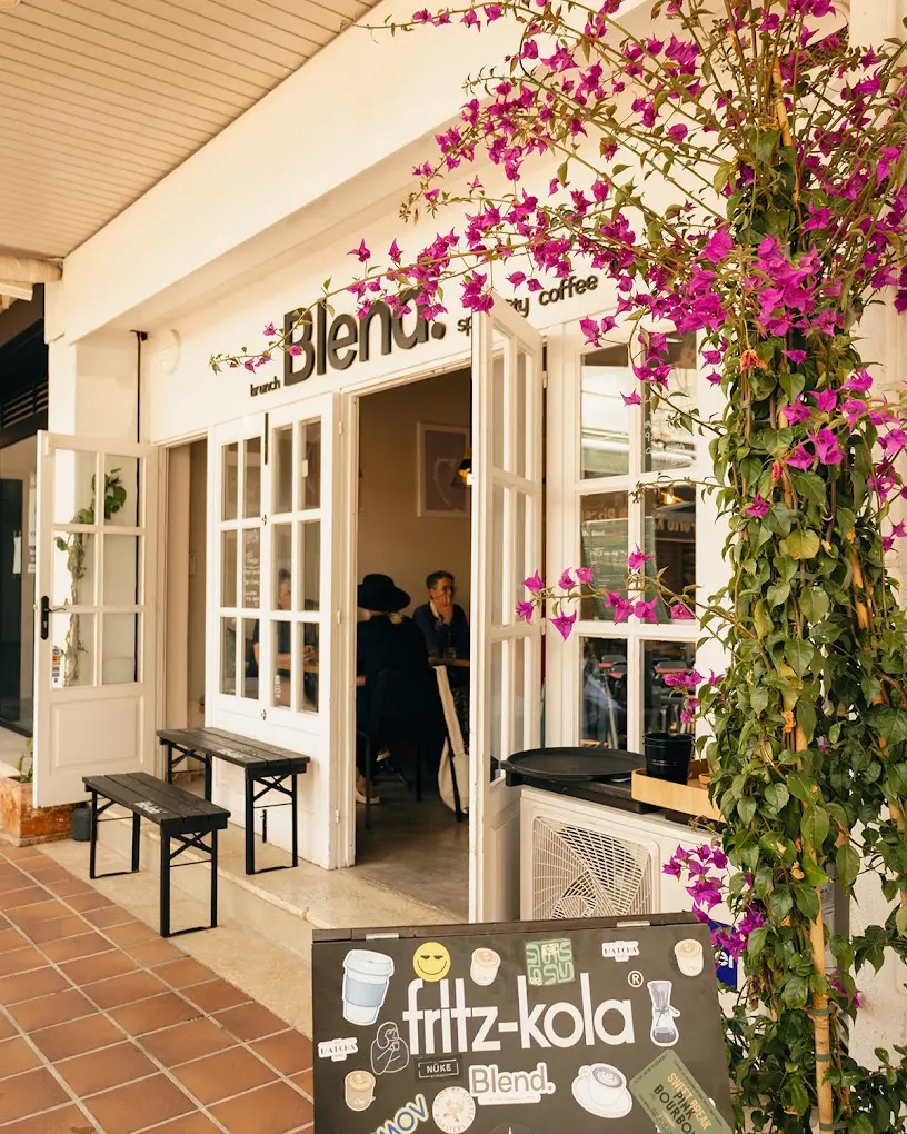 Blend café in Port d’Andratx with outdoor seating, specialty coffee signage and bougainvillea-covered entrance on Mallorca’s southwest coast.