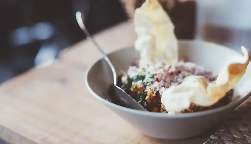 Seasonal Mediterranean dish served at Es Taller restaurant in Valldemossa, Mallorca, highlighting contemporary mountain cuisine.